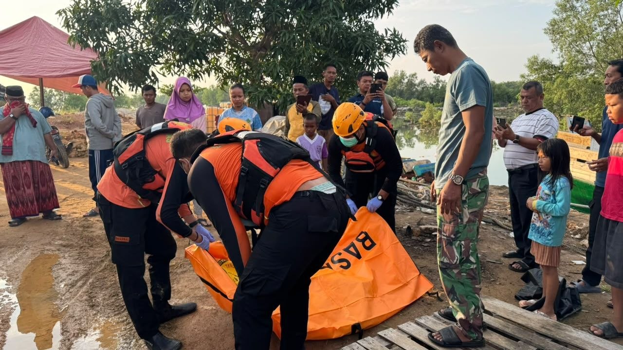 Proses evakuasi jasad balita dua tahun yang hanyut di drainase Tanjung Sengkuang oleh Tim SAR Gabungan Batam.