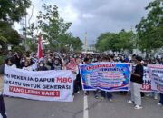 Aksi damai Aliansi Relawan Pekerja Dapur Makan Bergizi Gratis Kota Batam di depan Kantor DPRD.