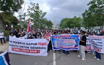 Aksi damai Aliansi Relawan Pekerja Dapur Makan Bergizi Gratis Kota Batam di depan Kantor DPRD.