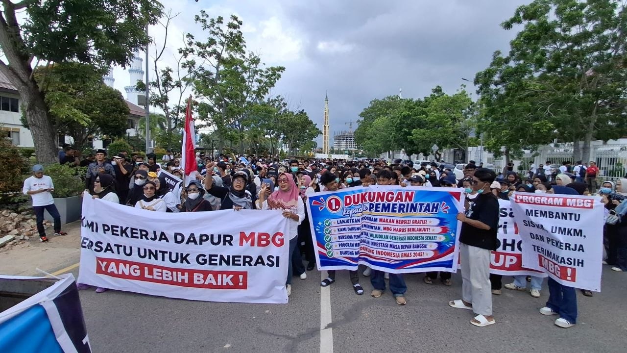 Aksi damai Aliansi Relawan Pekerja Dapur Makan Bergizi Gratis Kota Batam di depan Kantor DPRD.