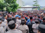 Ribuan warga Pulau Kasu menggelar aksi unjuk rasa di Batam Centre