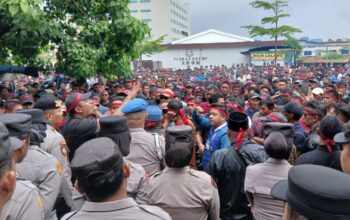 Ribuan warga Pulau Kasu menggelar aksi unjuk rasa di Batam Centre
