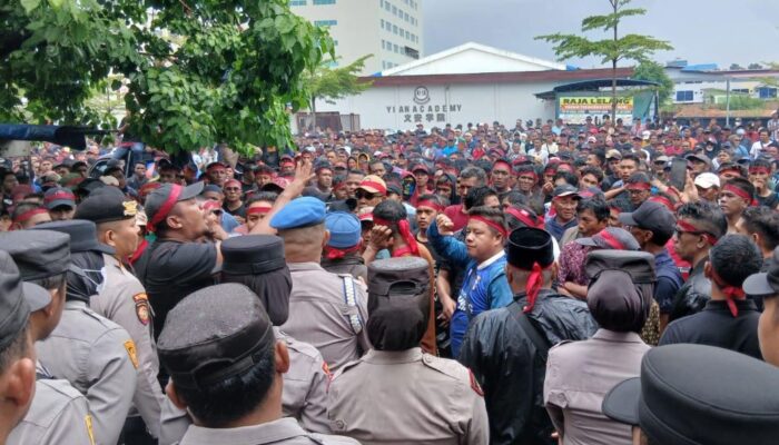 7 Fakta di Balik Demo Warga Pulau Kasu Serang Kantor LIRA Kepri di Batam