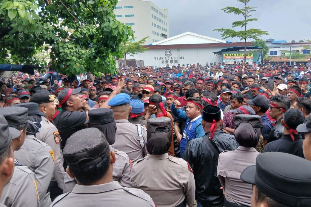 Ribuan warga Pulau Kasu menggelar aksi unjuk rasa di Batam Centre