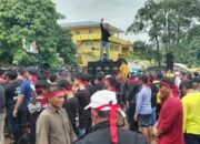 Ribuan warga Pulau Kasu menggelar aksi unjuk rasa di Batam Centre