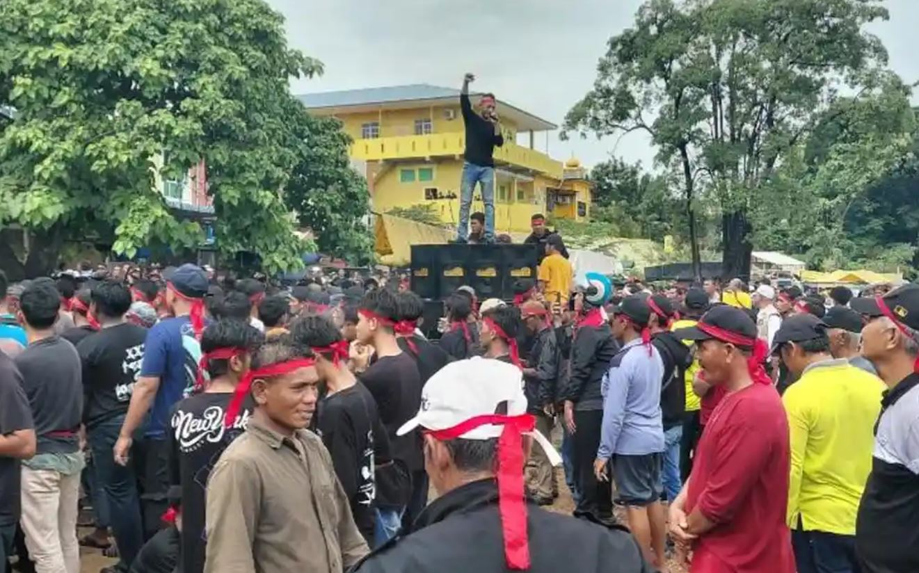 Ribuan warga Pulau Kasu menggelar aksi unjuk rasa di Batam Centre