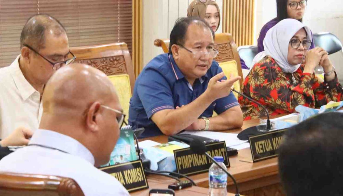 Suasana RDPU Komisi IV DPRD Batam membahas dugaan eksploitasi dan prostitusi di Kawasan Sintai bersama mahasiswa UPB.