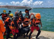 Proses evakuasi jenazah Arip ABK KM Ocean Three oleh Tim SAR Gabungan di Pelabuhan Penagi Natuna