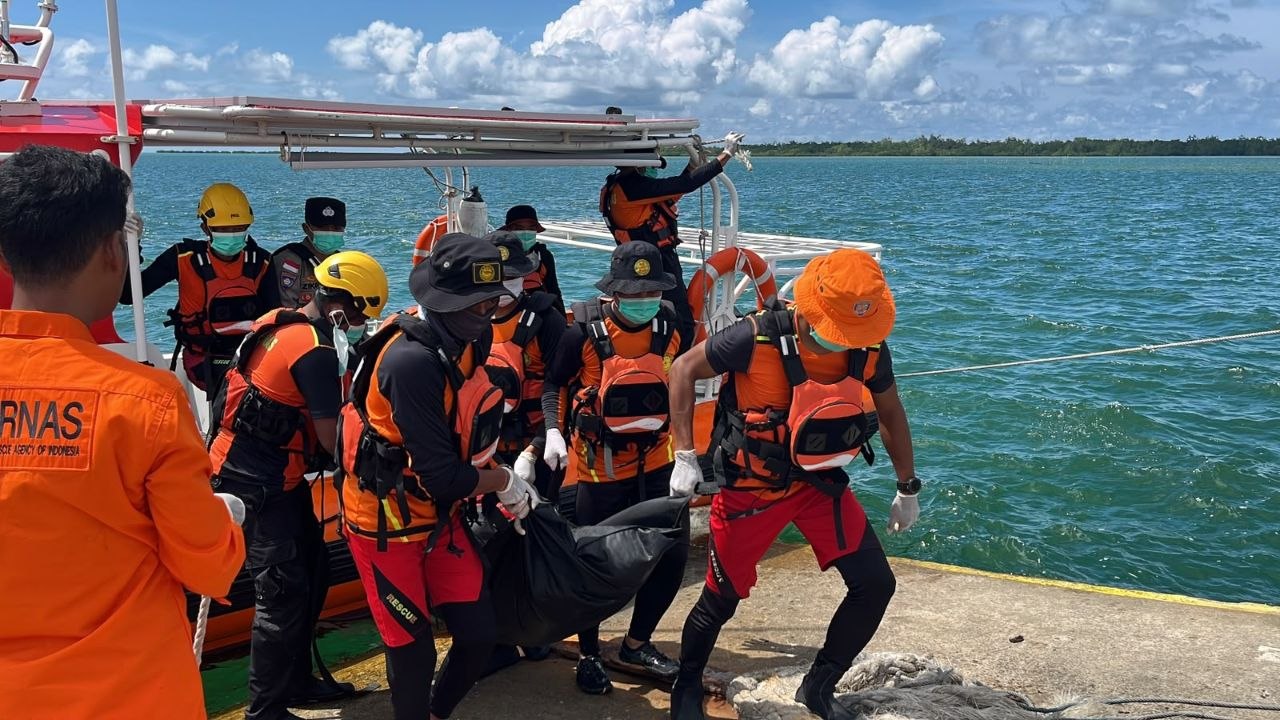 Proses evakuasi jenazah Arip ABK KM Ocean Three oleh Tim SAR Gabungan di Pelabuhan Penagi Natuna