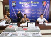 Barang bukti uang tunai miliaran rupiah dan laptop hasil penggerebekan judi online di Batam oleh Polda Kepri.