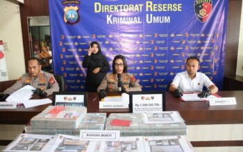 Barang bukti uang tunai miliaran rupiah dan laptop hasil penggerebekan judi online di Batam oleh Polda Kepri.