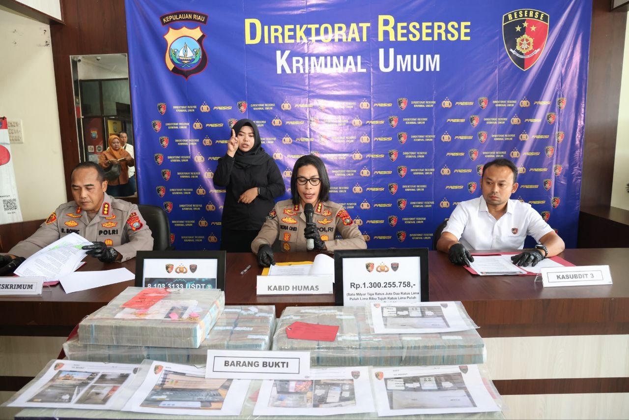 Barang bukti uang tunai miliaran rupiah dan laptop hasil penggerebekan judi online di Batam oleh Polda Kepri.