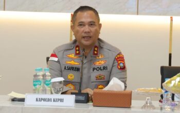 Kapolda Kepri Irjen Pol Asep Safrudin saat memberikan peringatan terkait pencurian fasum kepada pengusaha besi tua Batam di Mapolresta Barelang.