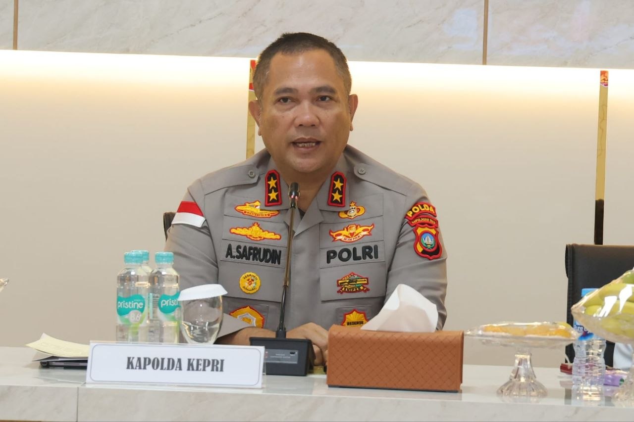 Kapolda Kepri Irjen Pol Asep Safrudin saat memberikan peringatan terkait pencurian fasum kepada pengusaha besi tua Batam di Mapolresta Barelang.