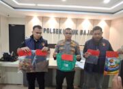 Barang bukti karung beras dan pakaian kasus pembuangan bayi di Polsek Lubuk Baja Batam.
