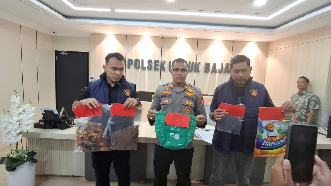 Barang bukti karung beras dan pakaian kasus pembuangan bayi di Polsek Lubuk Baja Batam.