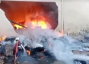 Petugas damkar berusaha memadamkan api yang membakar gudang pabrik di Citra Buana 3 Batam hingga dindingnya jebol