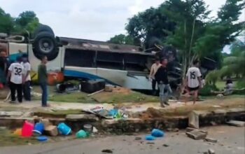 evakuasi penumpang bus pariwisata yang terbalik di tikungan Pantai New Melur Rempang Batam