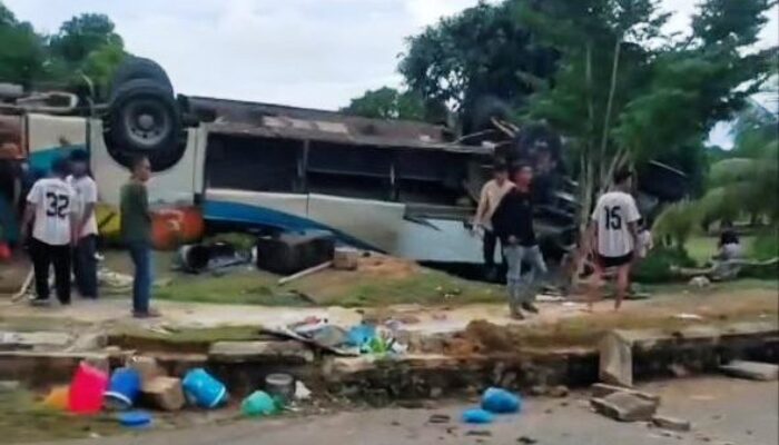 Dua Jam Menegangkan, Evakuasi 30 Penumpang Bus Terbalik di Pantai Melur Berlangsung Dramatis