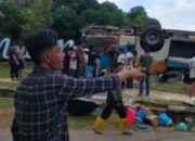 Kondisi bus rombongan jemaat HKBP Tembesi Indah yang terbalik di pintu masuk Pantai New Melur Rempang Batam.
