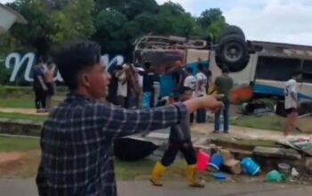 Kondisi bus rombongan jemaat HKBP Tembesi Indah yang terbalik di pintu masuk Pantai New Melur Rempang Batam.