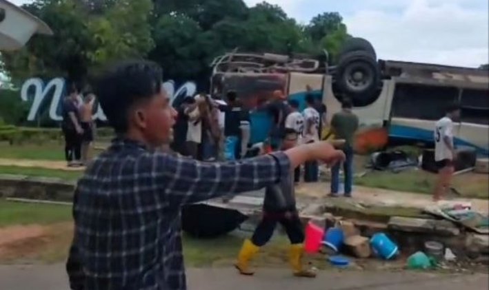 Kondisi bus rombongan jemaat HKBP Tembesi Indah yang terbalik di pintu masuk Pantai New Melur Rempang Batam.