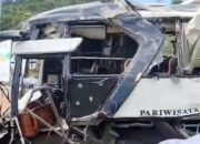 Bus jemaat HKBP Tembesi yang terbalik di Pantai Melur Rempang.