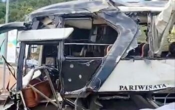 Bus jemaat HKBP Tembesi yang terbalik di Pantai Melur Rempang.