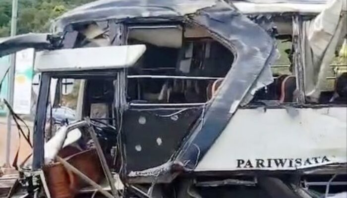 Polisi Selidiki Penyebab Bus Jemaat HKBP Tembesi Terbalik di Tikungan Pantai Melur
