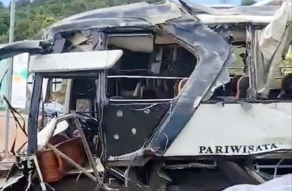 Bus jemaat HKBP Tembesi yang terbalik di Pantai Melur Rempang.