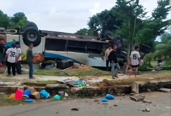evakuasi penumpang bus pariwisata yang terbalik di tikungan Pantai New Melur Rempang Batam