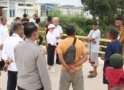 Wakil Wali Kota Batam Li Claudia Chandra meninjau parit tempat buaya 4 meter bermain di Perumahan Anugerah Renggali Tembesi.