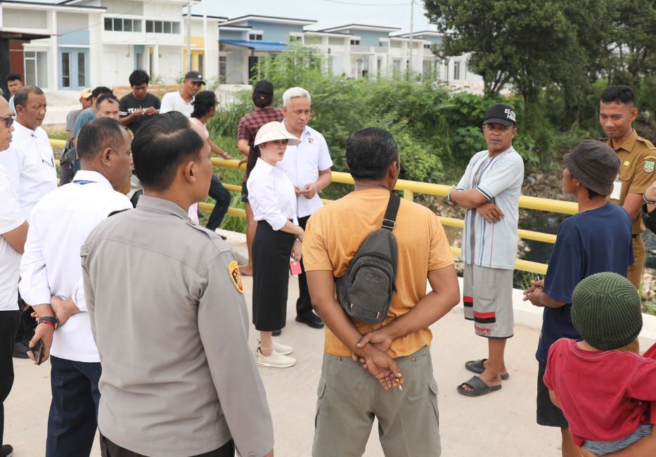 Wakil Wali Kota Batam Li Claudia Chandra meninjau parit tempat buaya 4 meter bermain di Perumahan Anugerah Renggali Tembesi.