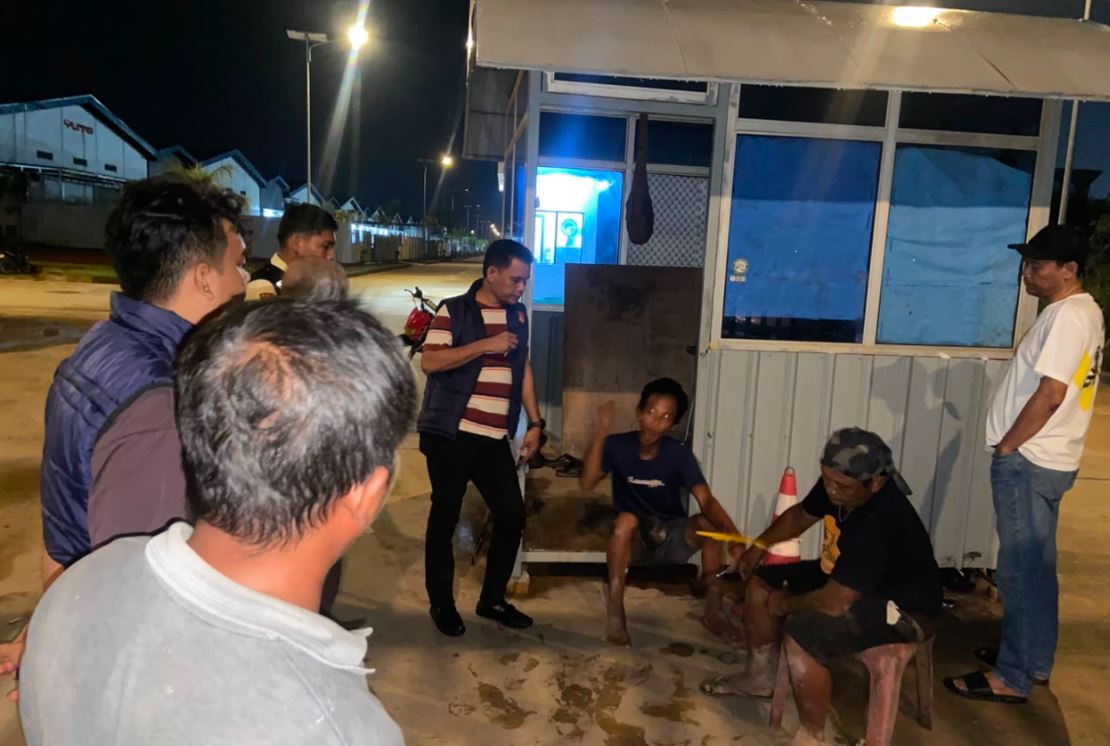 Personel Polsek Nongsa Batam mengamankan terduga pelaku pencurian di PT Samara Industrial Park