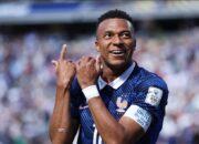 Striker Timnas Prancis Kylian Mbappe merayakan golnya ke gawang Senegal yang membuatnya menjadi top skor sepanjang masa melewati Olivier Giroud.