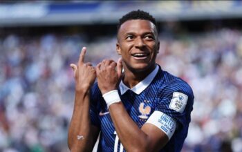Striker Timnas Prancis Kylian Mbappe merayakan golnya ke gawang Senegal yang membuatnya menjadi top skor sepanjang masa melewati Olivier Giroud.