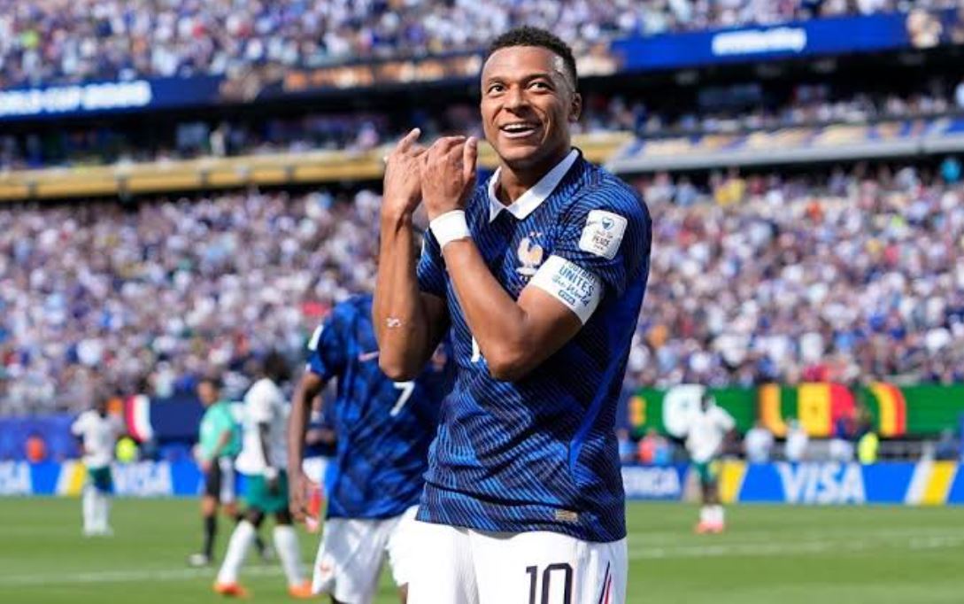 Kylian Mbappe berselebrasi dengan gaya khasnya setelah mencetak gol penentu kemenangan Prancis atas Senegal di Piala Dunia 2026.
