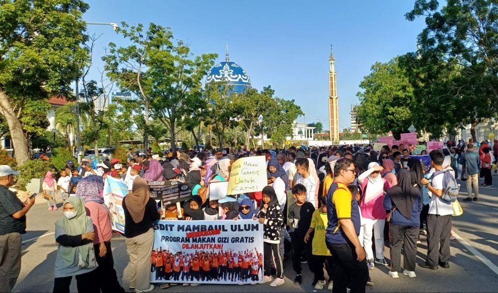 Ribuan pelajar sekolah membawa poster dukungan Makan Bergizi Gratis dalam aksi damai di depan Kantor Walikota Batam.