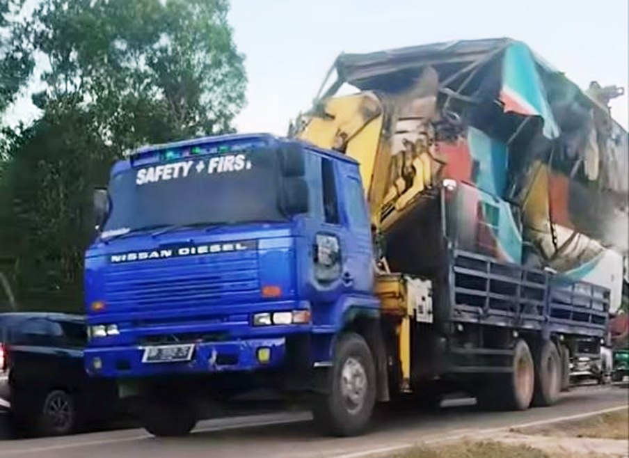 Bus rombongan jemaat HKBP Tembesi Indah Batam mengalami kecelakaan tunggal di turunan Pantai Melur Galang