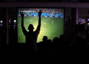 Ilustrasi nonton bareng atau nobar resmi Piala Dunia 2026 berlisensi di Batam.