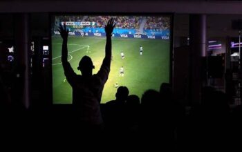 Ilustrasi nonton bareng atau nobar resmi Piala Dunia 2026 berlisensi di Batam.
