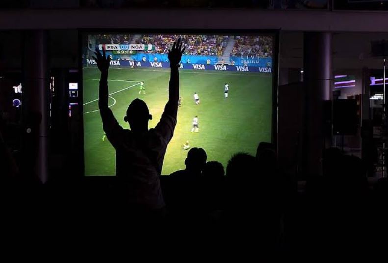 Ilustrasi nonton bareng atau nobar resmi Piala Dunia 2026 berlisensi di Batam.