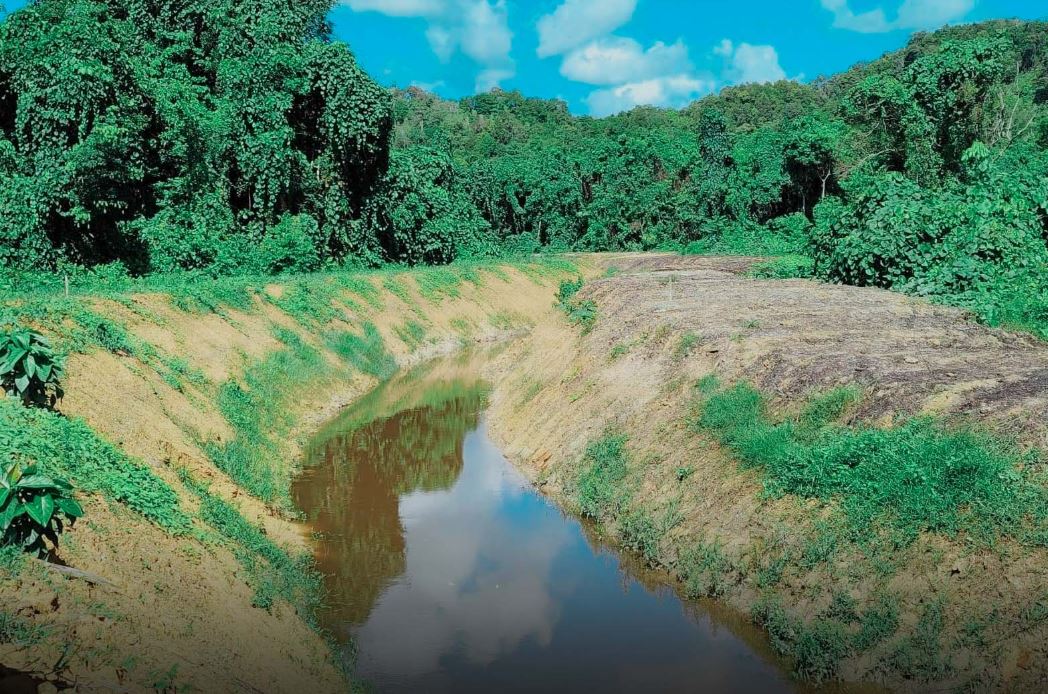 proyek pengerukan dan normalisasi sungai BWSS di Desa Sebadai Ulu.