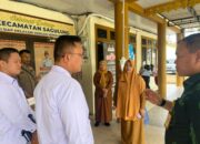 Kepala Perwakilan Ombudsman Kepri Dr Lagat Siadari saat memimpin diskusi evaluasi pelayanan publik di Kantor Kecamatan Sagulung Batam.