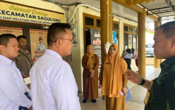 Kepala Perwakilan Ombudsman Kepri Dr Lagat Siadari saat memimpin diskusi evaluasi pelayanan publik di Kantor Kecamatan Sagulung Batam.