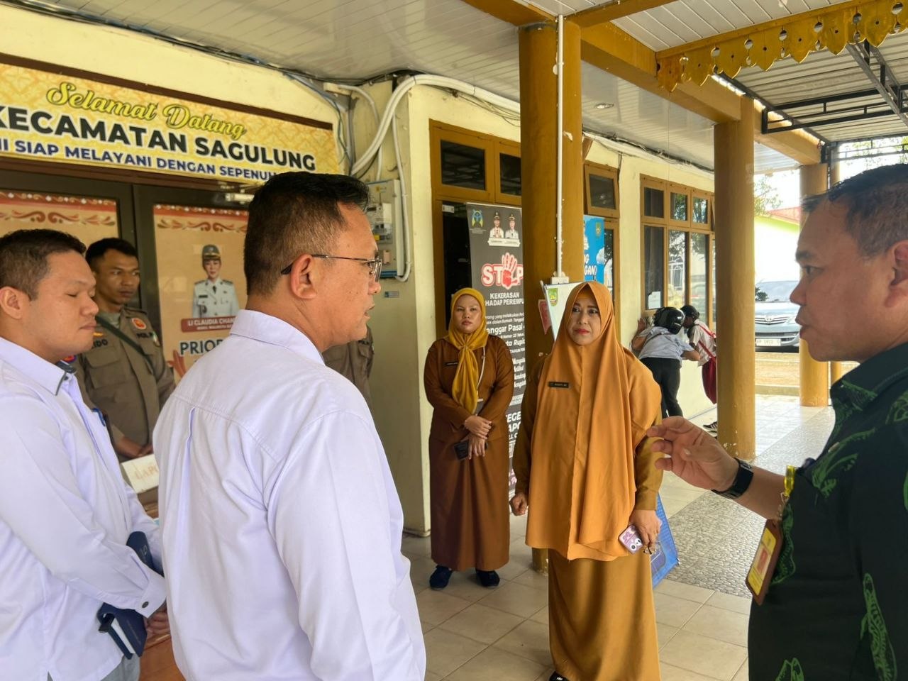 Kepala Perwakilan Ombudsman Kepri Dr Lagat Siadari saat memimpin diskusi evaluasi pelayanan publik di Kantor Kecamatan Sagulung Batam.