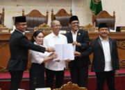 Wali Kota Batam Amsakar Achmad bersama pimpinan DPRD Batam dalam Rapat Paripurna pertanggungjawaban APBD 2025.