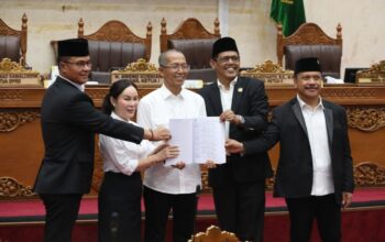 Wali Kota Batam Amsakar Achmad bersama pimpinan DPRD Batam dalam Rapat Paripurna pertanggungjawaban APBD 2025.