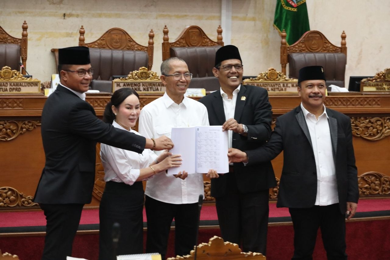 Wali Kota Batam Amsakar Achmad bersama pimpinan DPRD Batam dalam Rapat Paripurna pertanggungjawaban APBD 2025.