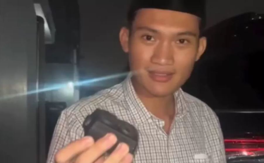 Bentuk alat pelacak komersial PBX Finder berwarna hitam mirip dengan yang ditemukan di mobil Ketua BEM UGM Tiyo Ardianto.